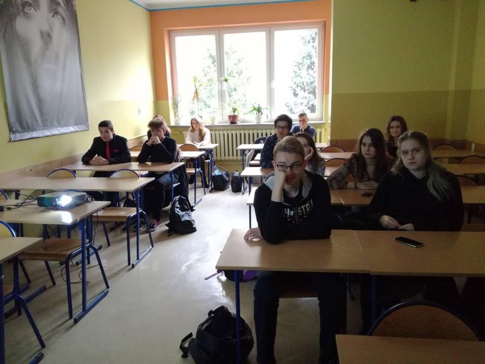 Uczniowie w klasie siedzą podczas lekcji o antykoncepcji