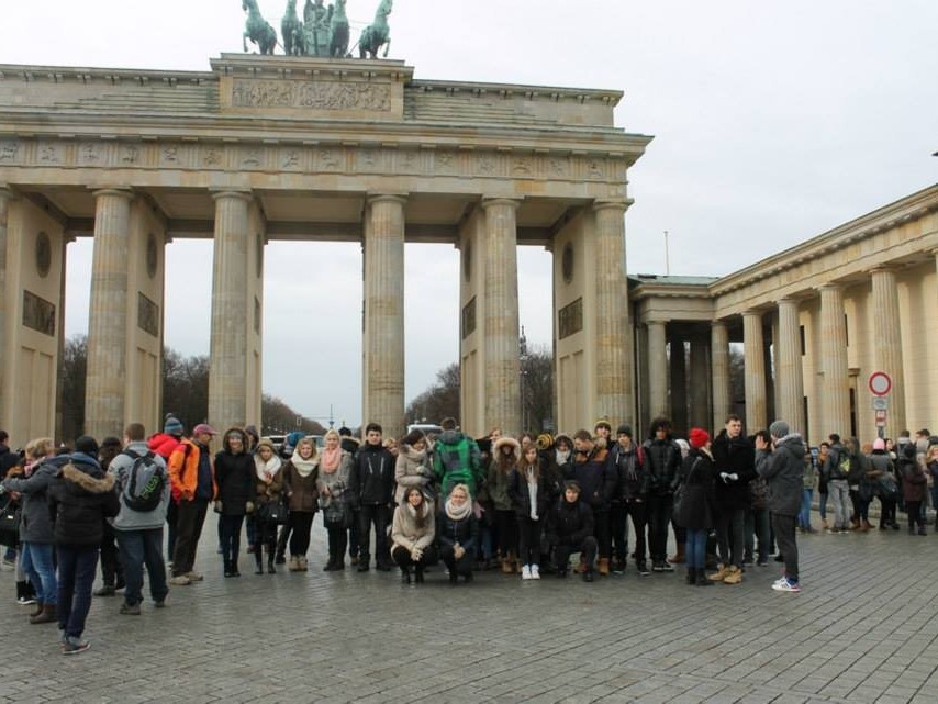 Młodzież z 5 LO pod Bramą Branderburską w Berlinie