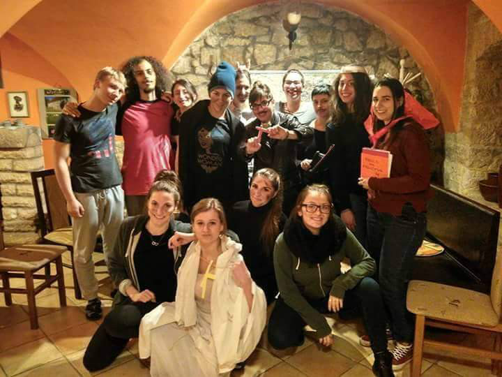 Grupa uczniów będących uczestnikami projektu polsko-włoskiego pozuje do wspolnego zdjęcia. Chłopcy i dziewczęta, razem 14 osób