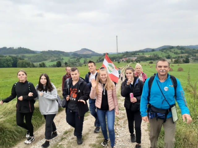 Grupa uczniów z prof. K. Kiełbasą na trasie wycieczki do źródeł Kaczawy