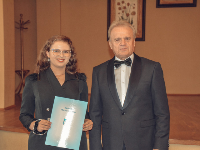 Hania Fidor odbiera stypendium od Burmistrza Chojnowa