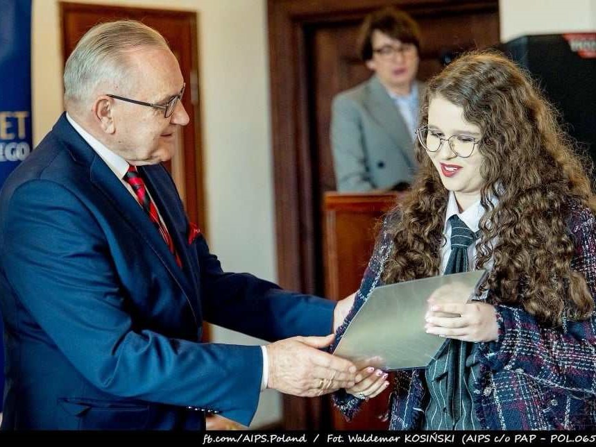 Hania Fidor odbiera dyplom konkursowy i nagrodę