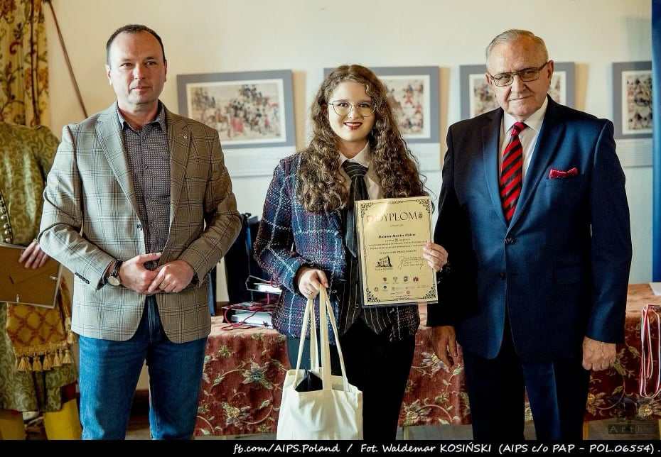 Hania Fidor odbiera dyplom konkursowy i nagrodę