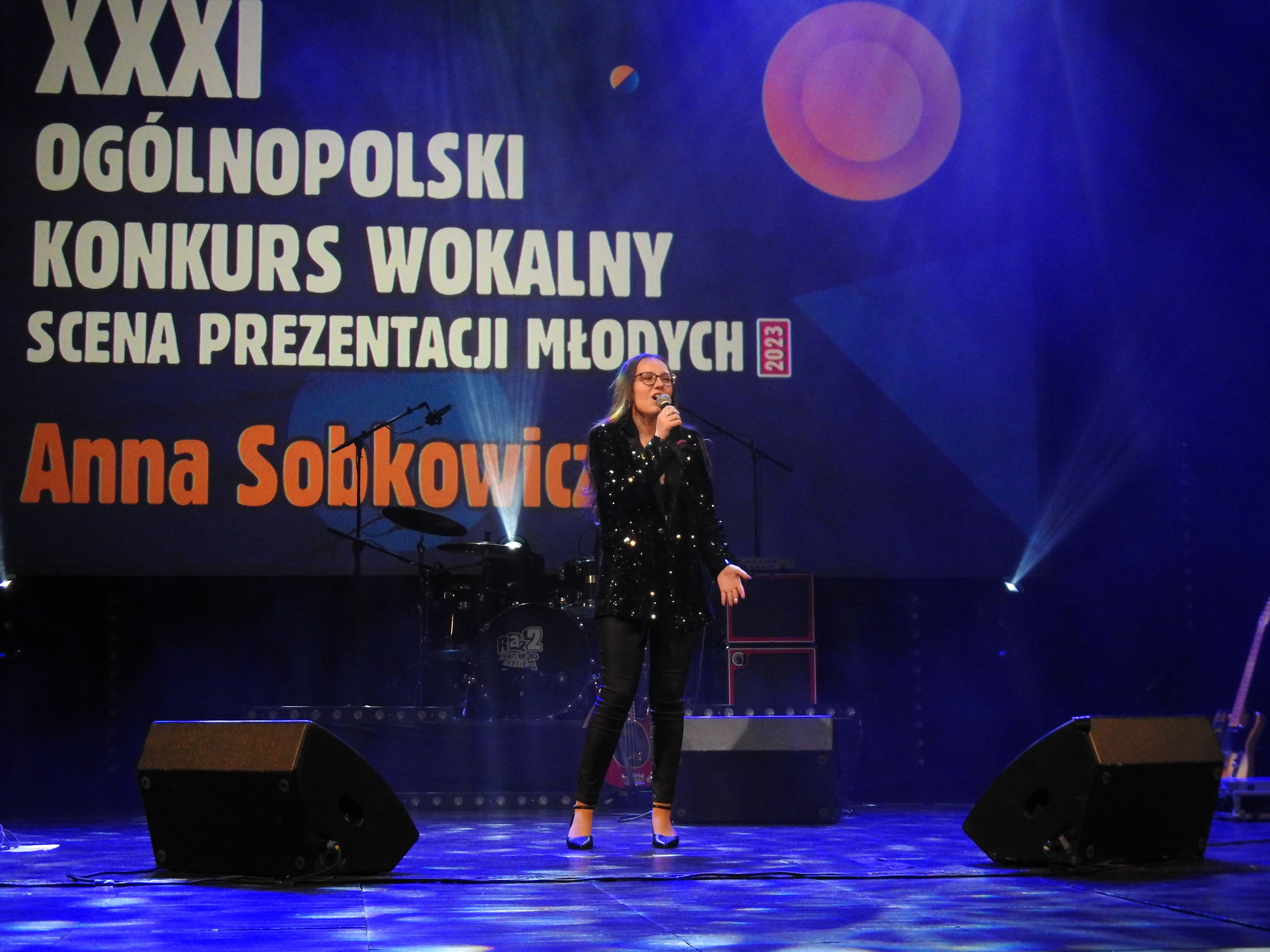 Ania Sobkowicz na scenie z mikrofonem