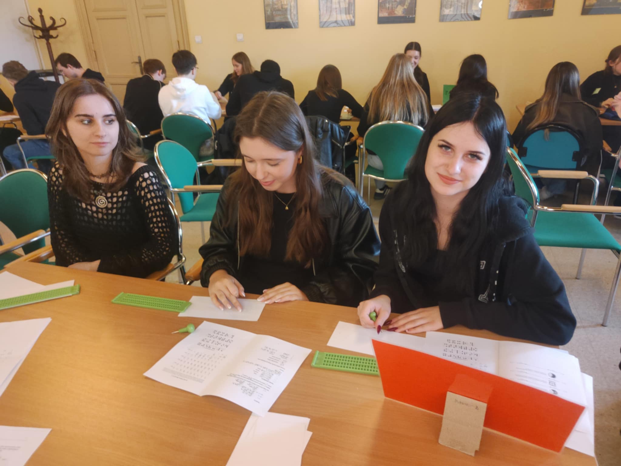 Uczniowie 3c podczs warsztatów z pisania Alfabetem Braille'a