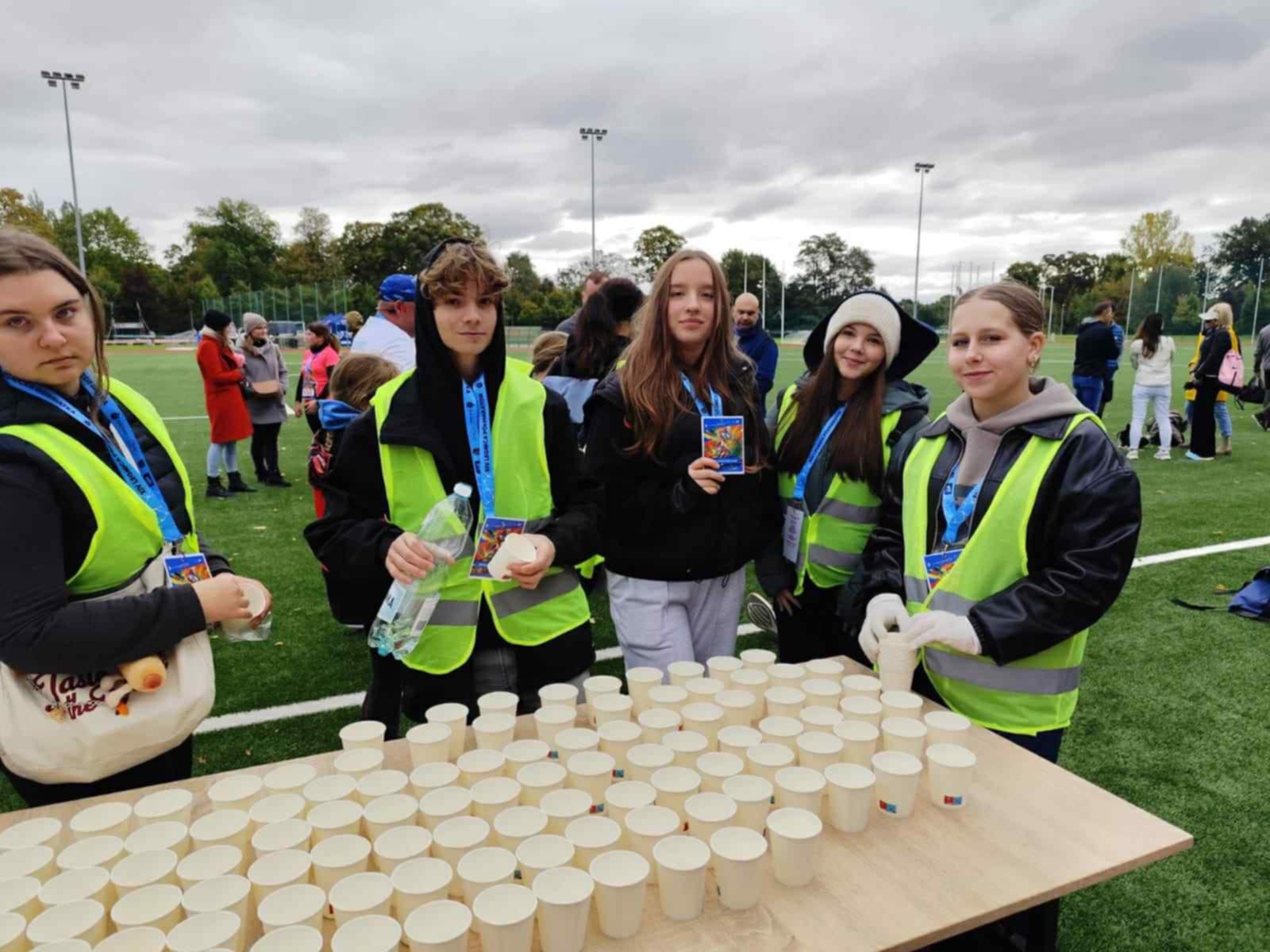 Uczniowie V LO jako wolontariusze podczas półmaratonu