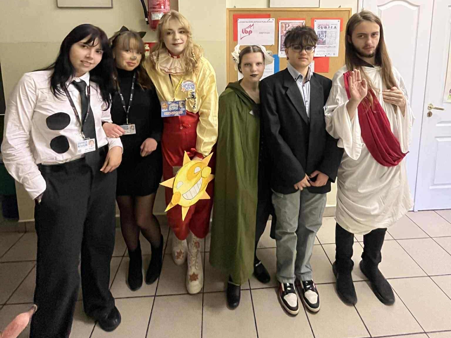 Uczniowie przebrani na Halloween