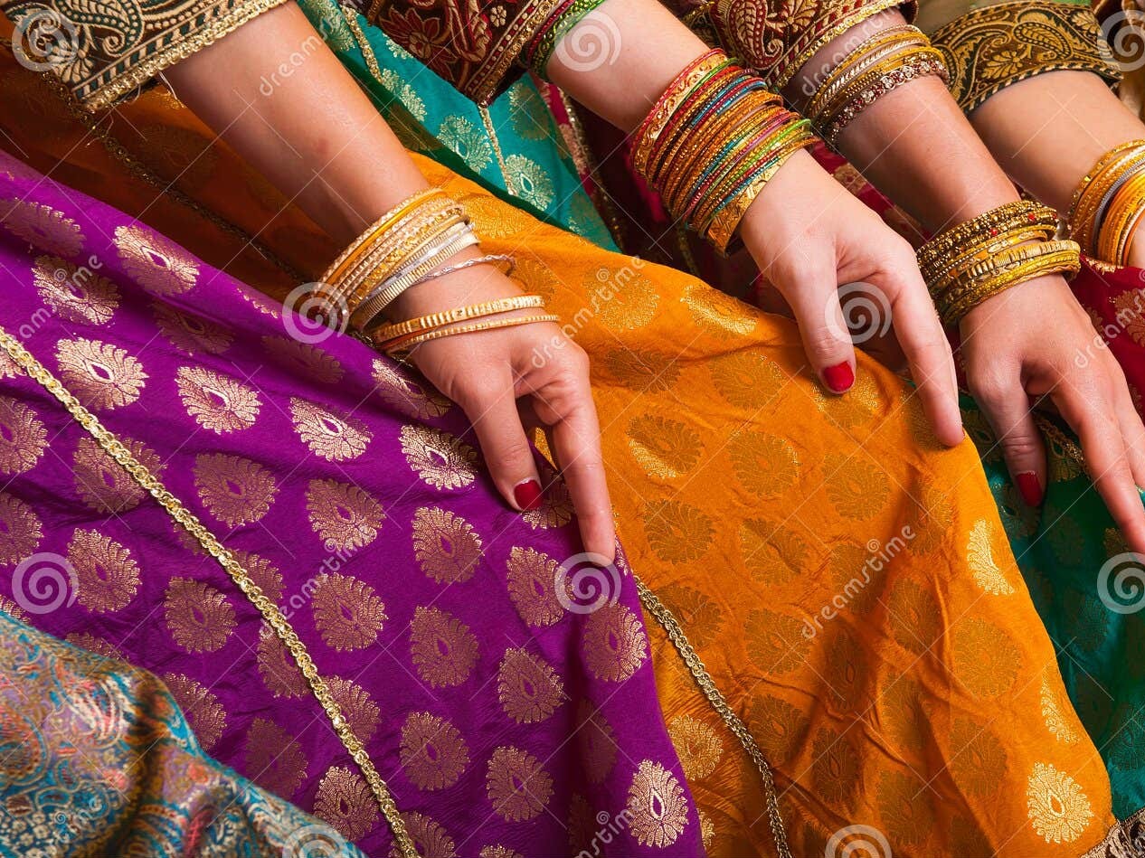 darmowa grafika ze strony https://www.dreamstime.com/royalty-free-stock-images-bollywood-dancers-holding-their-vivid-costumes-hands-row-image30064849