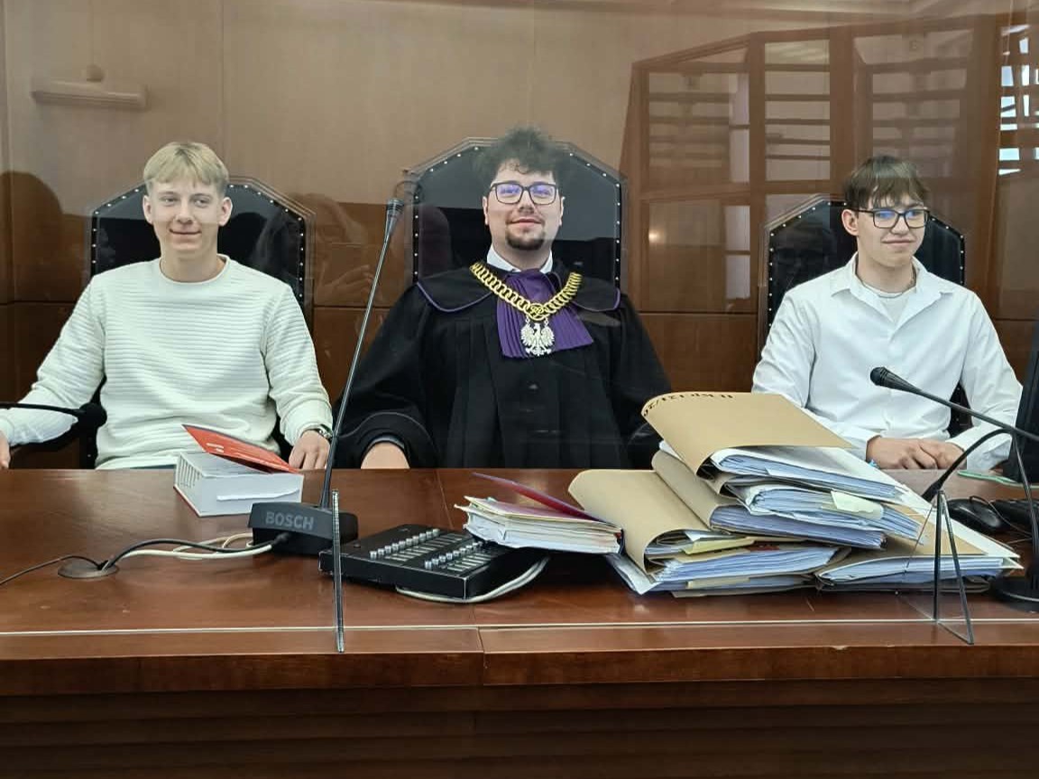 3 chłopców z 3d w ławie sędziowskiej