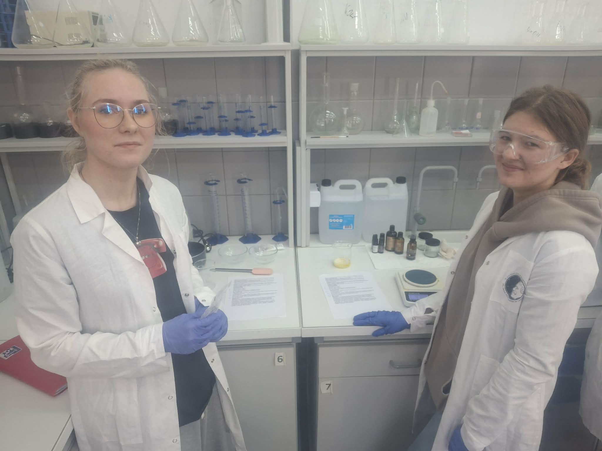 Uczestniczki zajęć praktycznych z fitoterapii w pracowni chemicznej