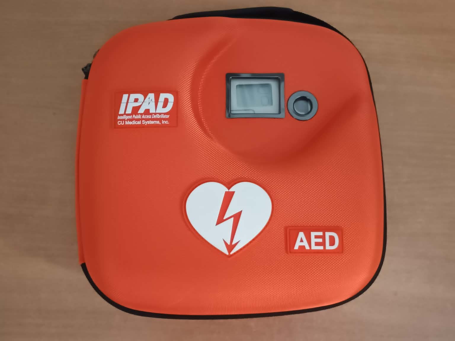 Zdjęcie przedstawia defibrylator