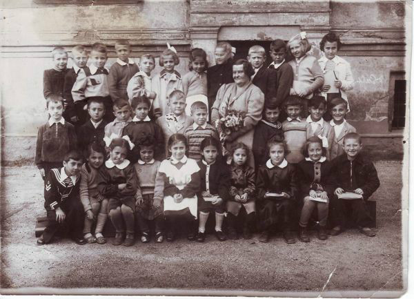 Dzieci żydowski przed budynkiem szkoły