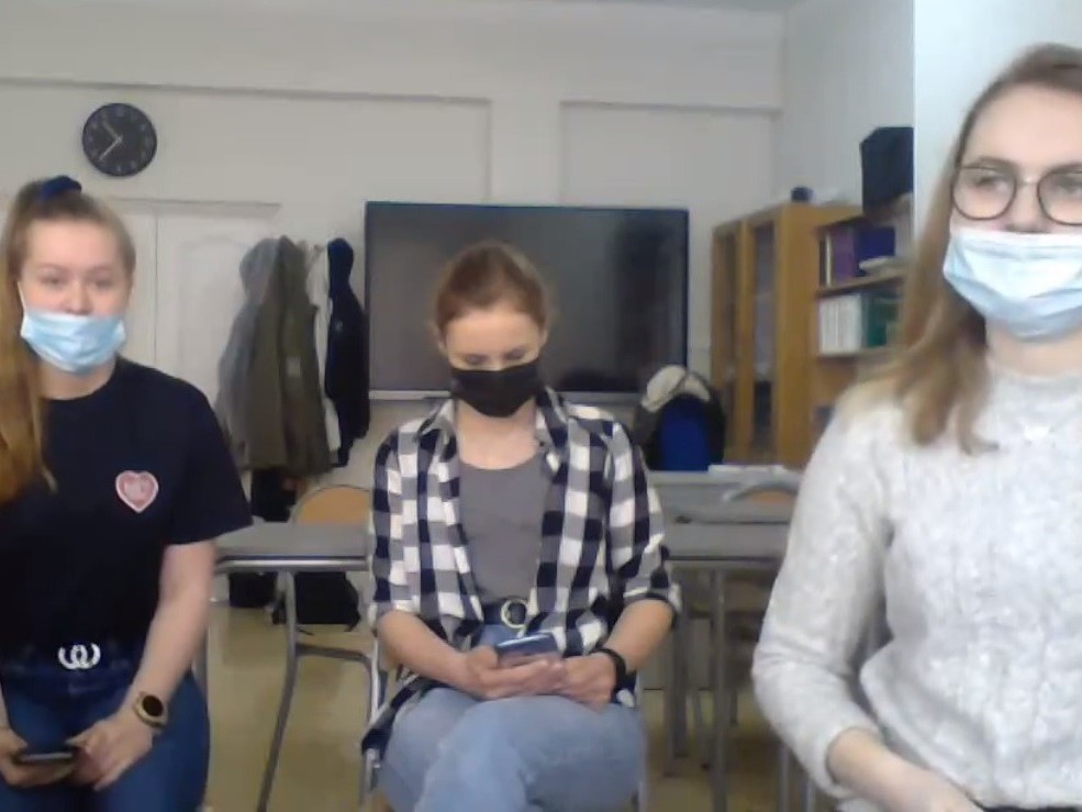 Trzy dziewczyny w maskach siedzą przed kamerą