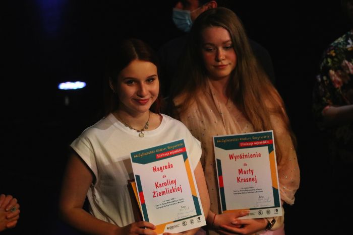 Dwie dziewczyny prezentują dyplomy