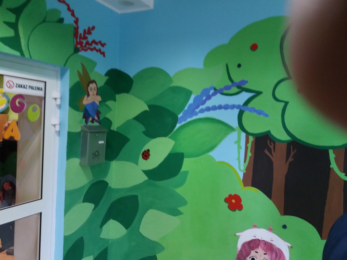 Pomalowana ściana przedszkola w postaci z bajki