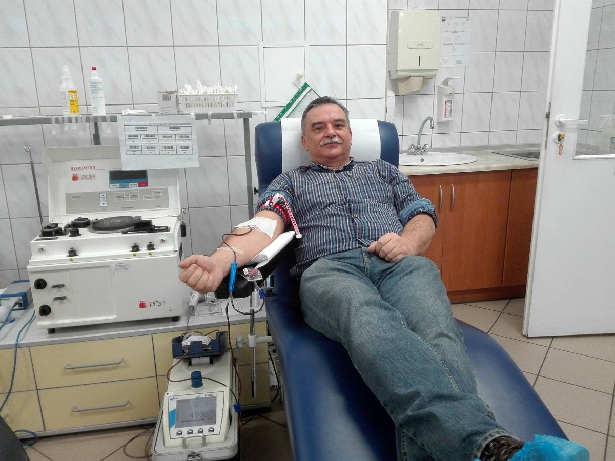 Nauczyciel Krzysztof Kiełbasa oddaje krew 