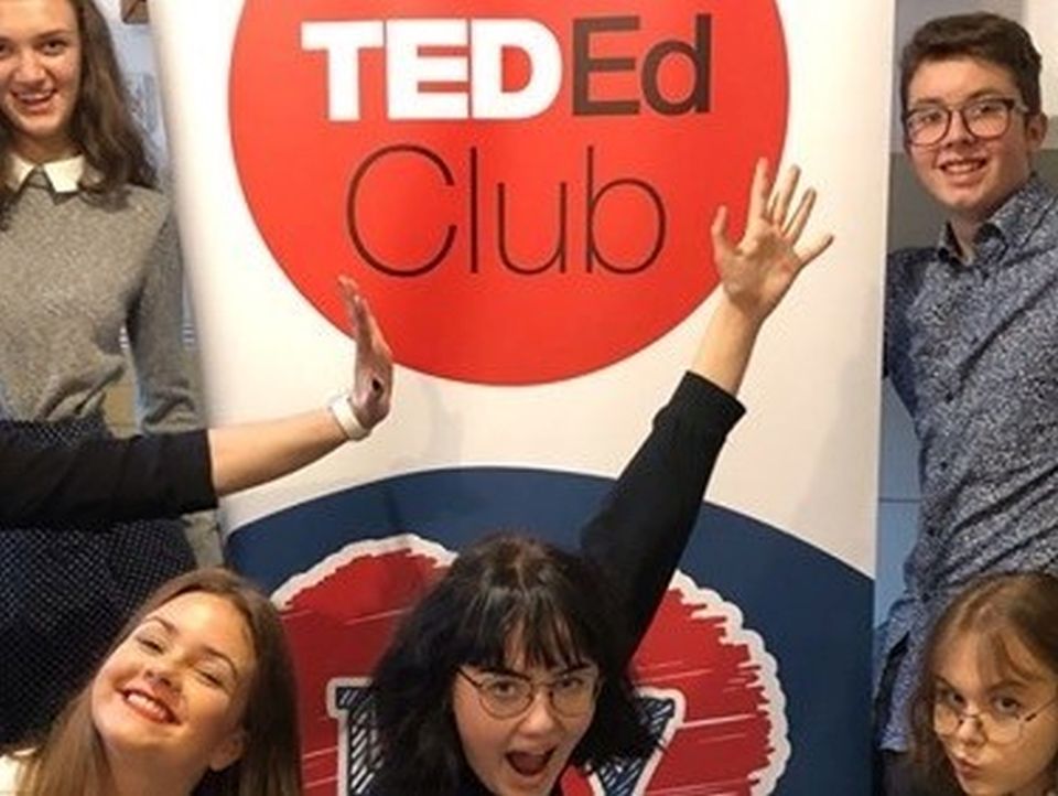 Młodzież wokół znaku TED-Ed Clubu