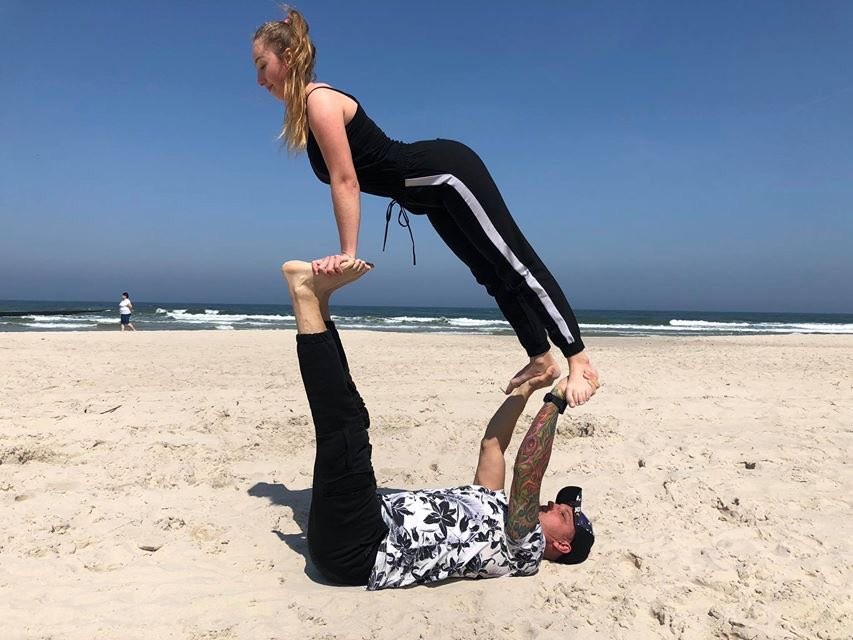 Kobieta i mężczyzna ćwiczą na plaży