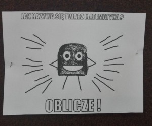 Na środku narysowana głowa robota. Powyżej głowy napis: Jak nazywa się twarz matematyka?
Poniżej głowy odpowiedź:
Oblicze
